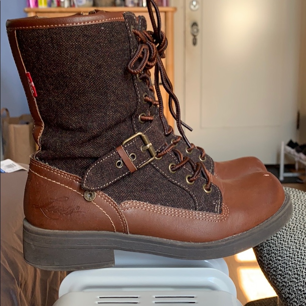 Used Levis women Boots